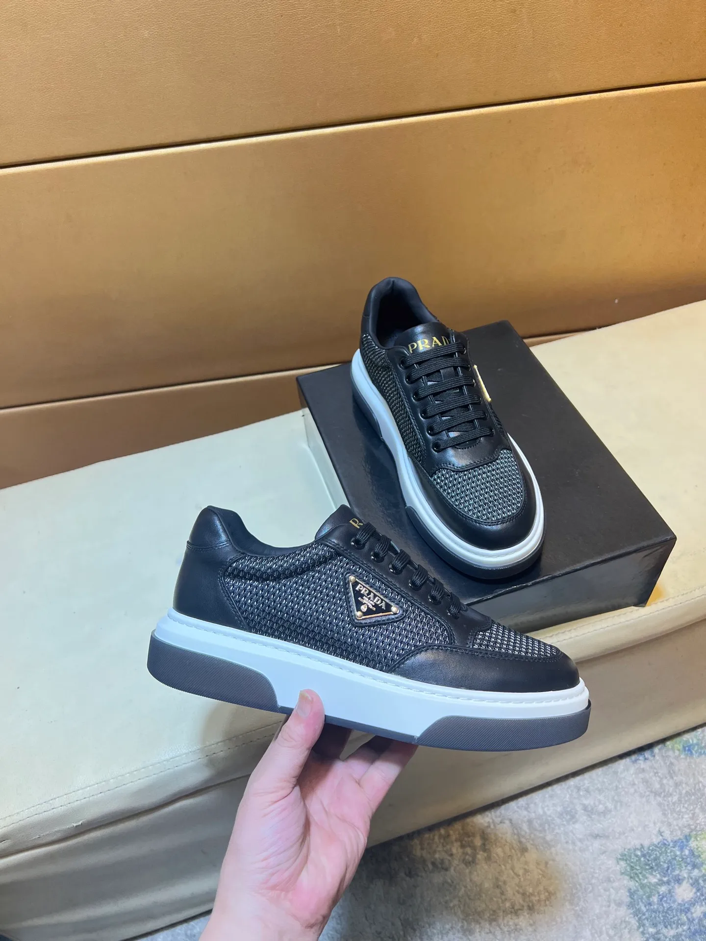 pp560💰👑👑《PRADA》【Classic Original Version】Prada: Top 🔝 Purchasing Agent 🔍🔍Sold at the latest men’s counter simultaneously, imported high-quality original version from Italy 🇮🇹: 🔝Brand silk calfskin·Shoe height, brand logo·Brand high mercerized canvas cloth·Tongue screen printing Brand logo: Prominent (high-end, extravagance, class), exquisite workmanship (imported Italian 🇮🇹 water-based mesh lining, 🐂cowhide feet), soles: original soles specially provided by the original factory, double-layer movable molding: transparent air cushion bottom, environmentally friendly, wear-resistant, ultra-light, comfortable, 🌲🌲🌲, real-life photos 🎬The real ones are more beautiful Flying code number 38-44